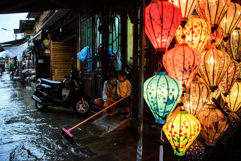 Flóðvatn á götum ljósaborgarinnar fögru, Hoi An í Víetnam, í …