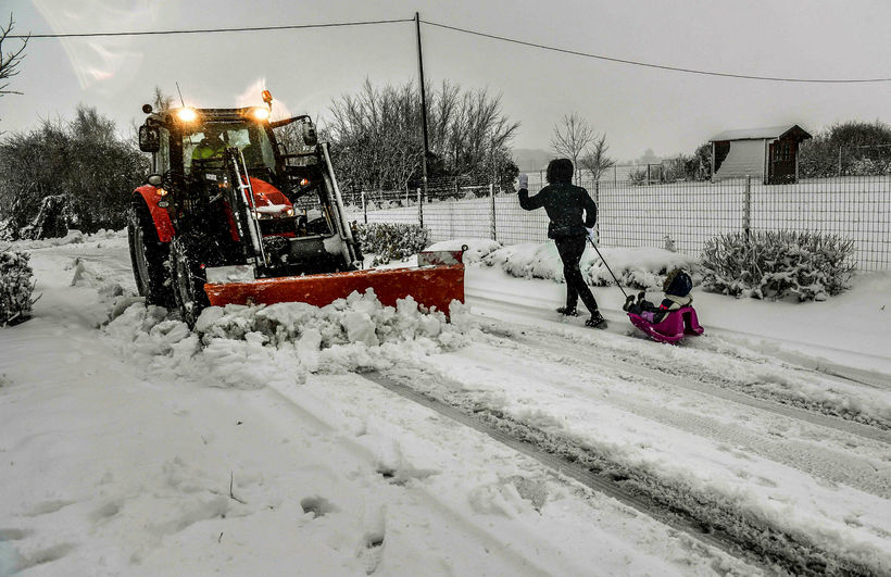 Snjó rutt af götum í Frakklandi um miðjan desember.