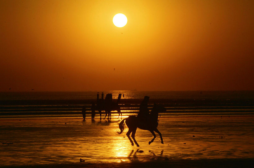 Riðið um fjörur í Karachi í Pakistan.