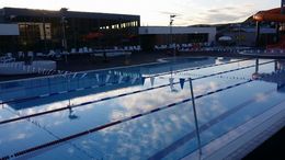 Sumum sundlaugum skellt í lás