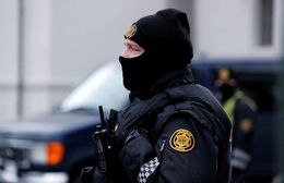 Öskraði og kastaði munum af svölum