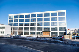 Losaði þvag sitt á lögreglustöðina