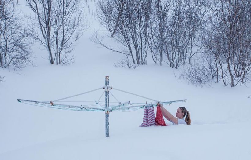 Icelander hangs out washing in shoulder-deep snow - Iceland Monitor