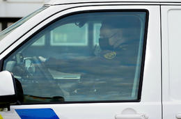 Bakkaði ítrekað á hús