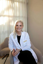 Hvað þýðir að vera með svarta rönd á nögl á stóru tá? 