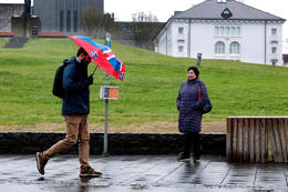 Skúrir eða dálítil rigning á sunnan heiða