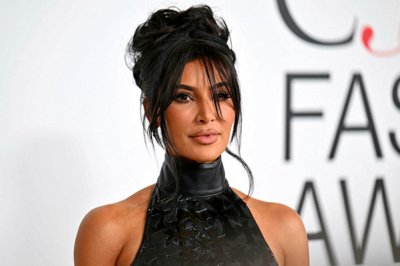Raunveruleikastjarnan Kim Kardashian mætti í skemmtilegum Chrome Hearts kjól.