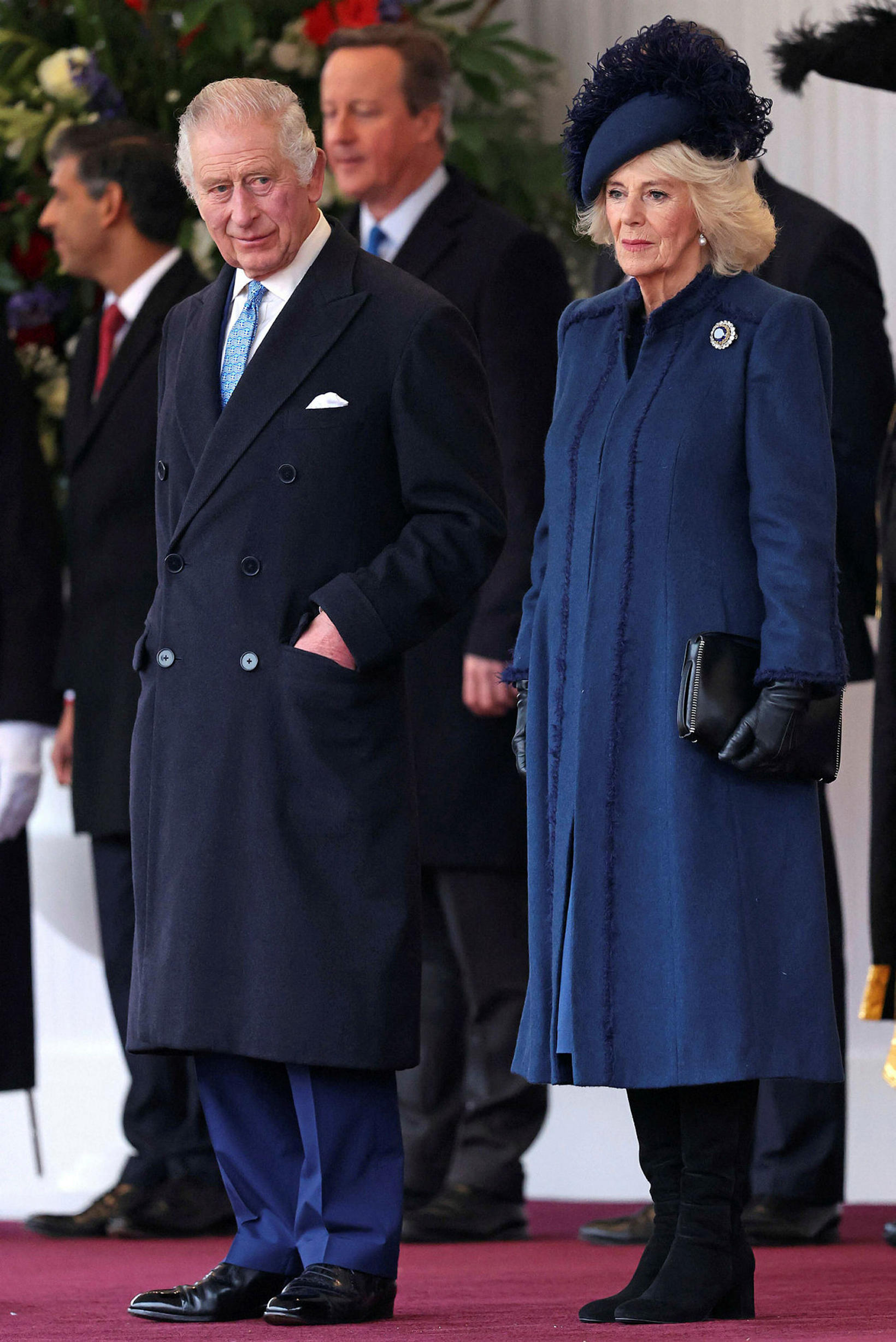 Karl Bretaprins og Camilla drottning. Camilla valdi dökkblá föt.