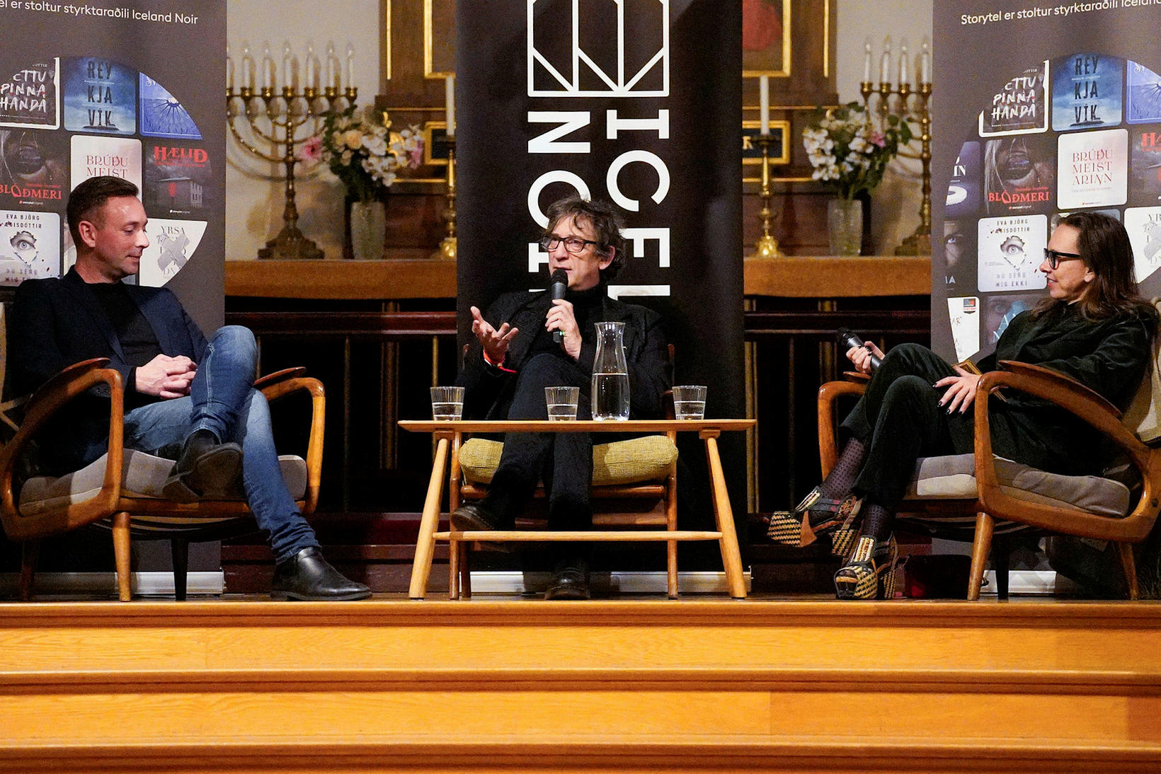 Rithöfundarnir Ragnar og Yrsa stýrðu umræðum við Neil Gaiman á …