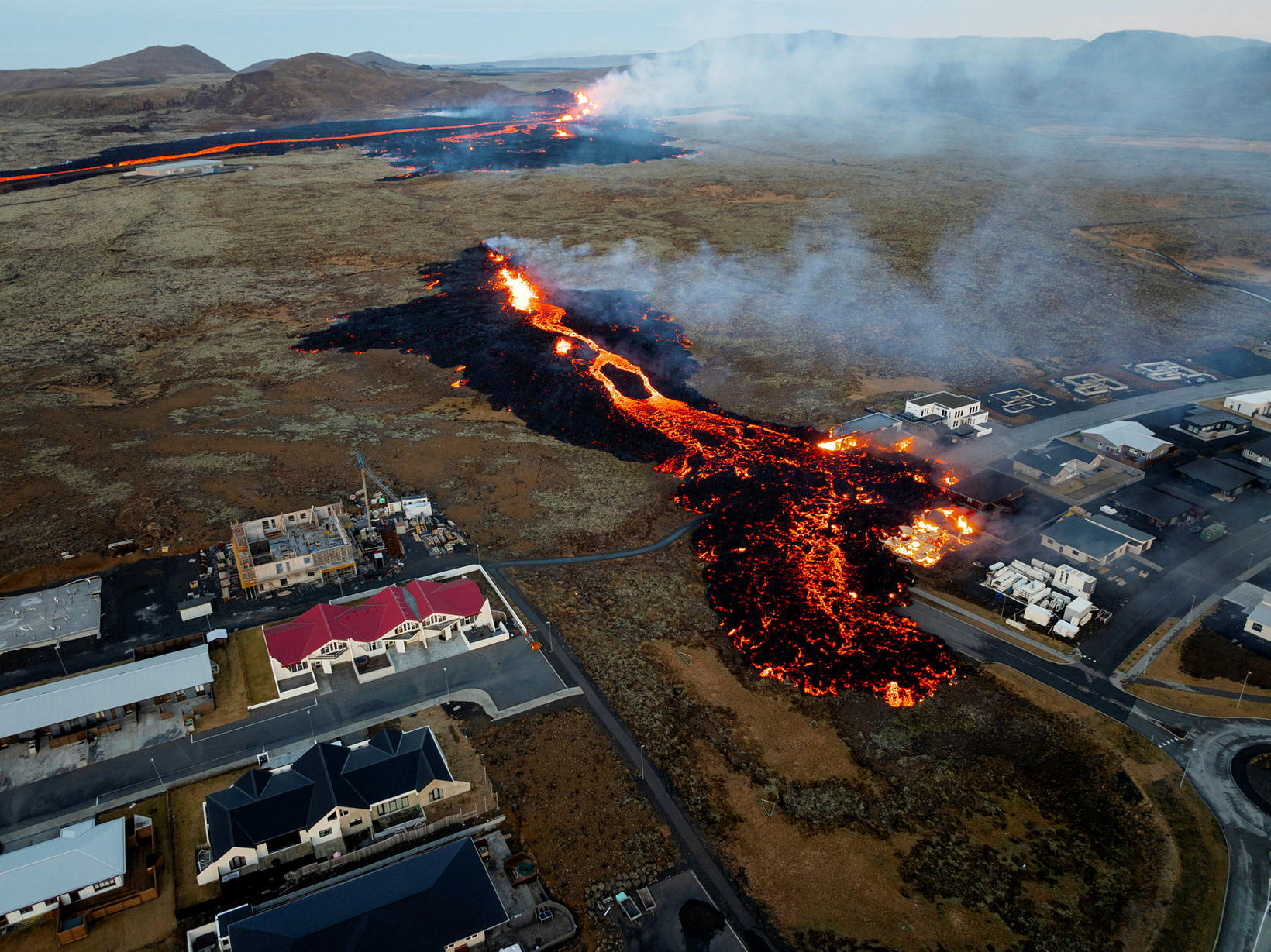 Hraun flæddi yfir húsið hans Hrannars Jóns í gær.
