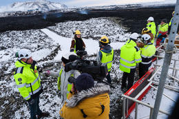 Jakobsdóttir talking to some of the employees working on the bypass hot water pipeline yesterday.