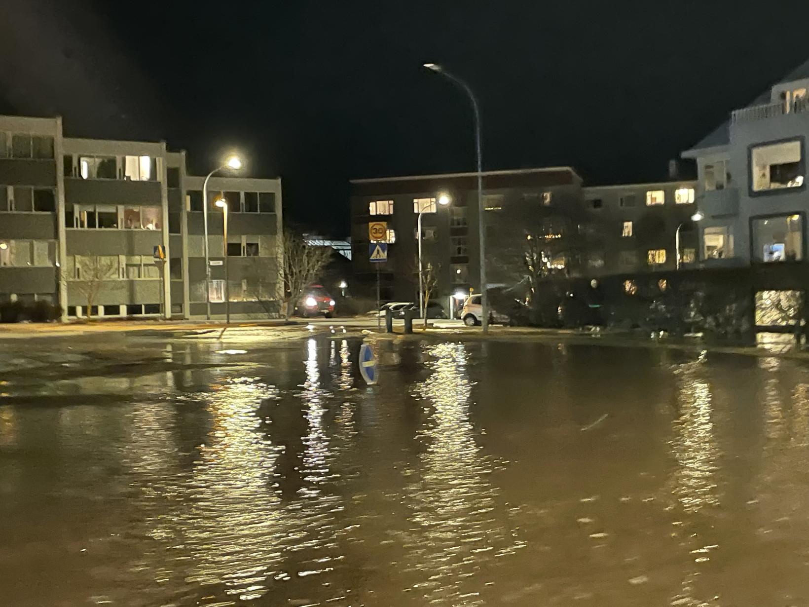 Es floss ziemlich viel Wasser aus dem Rohr, bevor es abgeschraubt wurde...