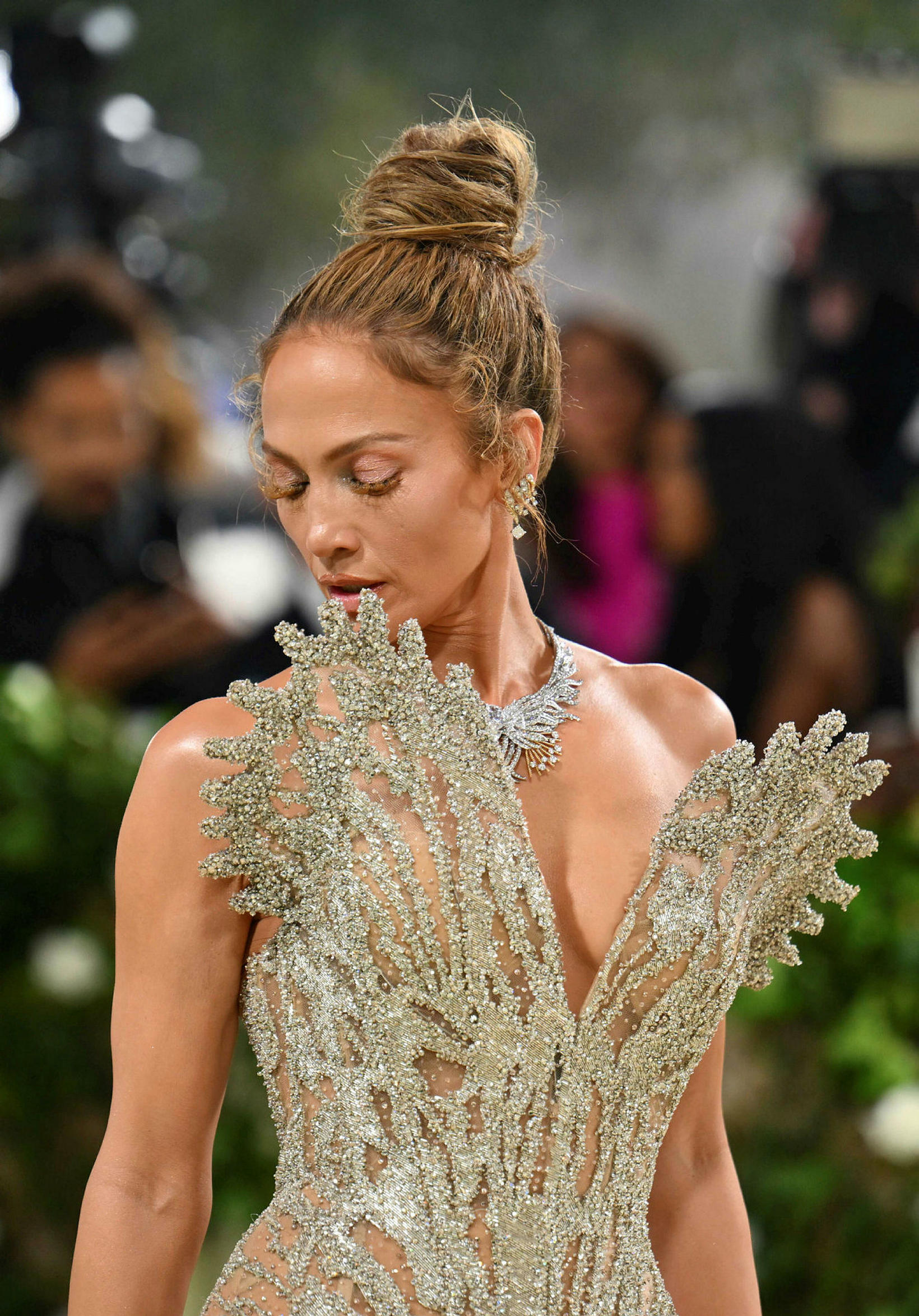 Jennifer Lopez klikkar seint. Hún klæddist kjól eftir Daniel Roseberry.