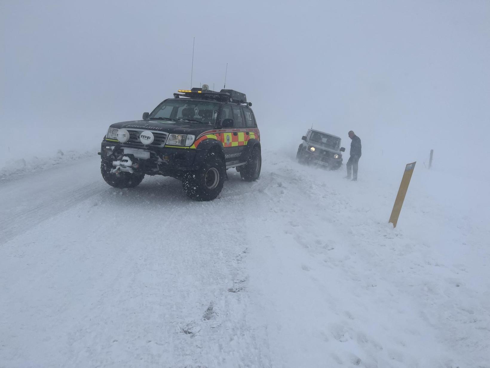 Bus With Over 20 Passengers Went Off The Road - Iceland Monitor