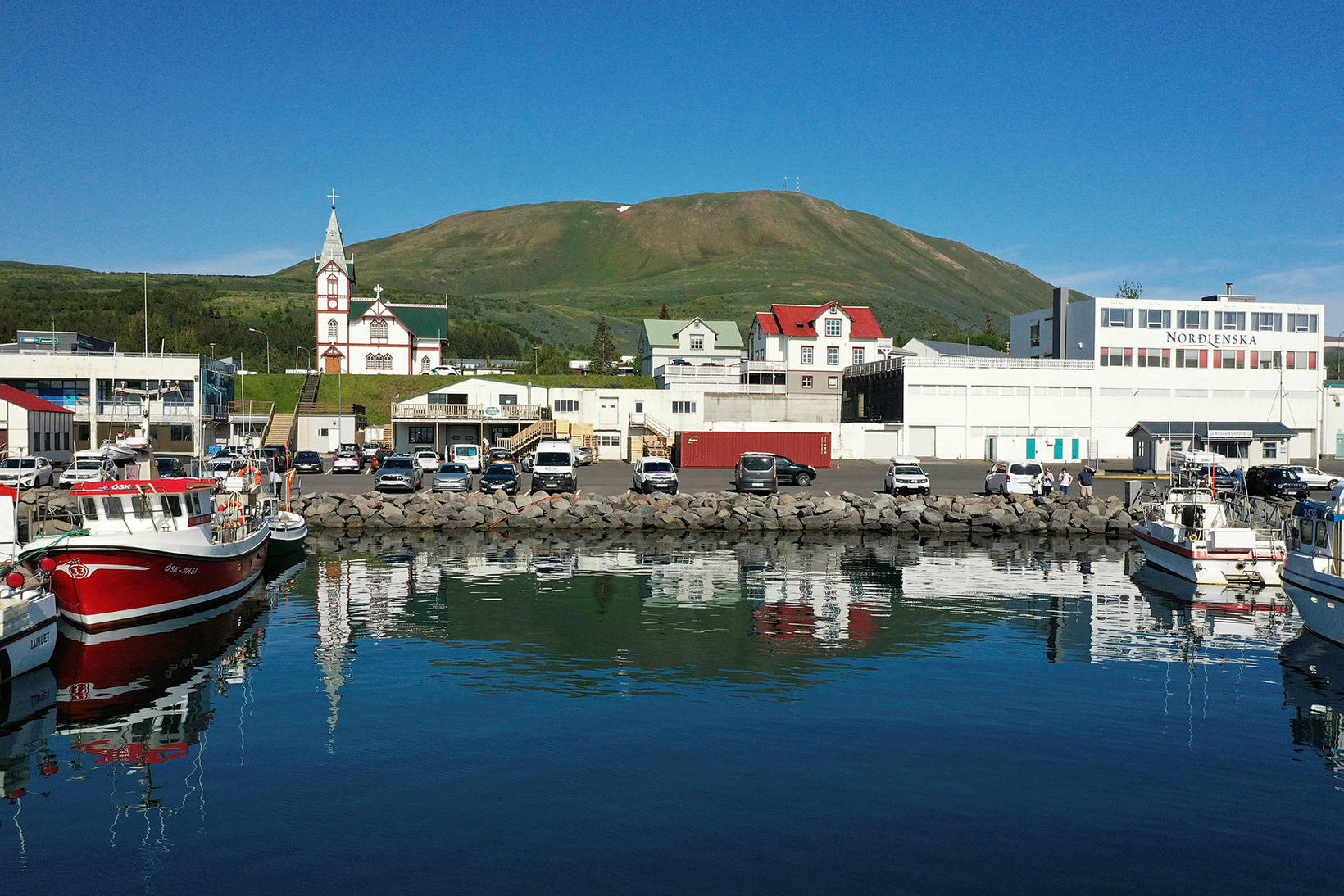 Bærinn skartar sínu fegursta í sumarblíðunni.