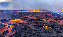The lava flow towards Grindavíkurvegur Road seems to have stopped.