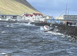 Another schooner washed ashore at Pollagata inÍsafjörður today.