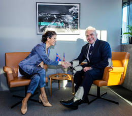 Foreign Minister Þórdís Kolbrún Reykfjörð Gylfadóttir and Kurt M. Campbell, US Deputy Secretary of State, shake hands here at the beginning of their meeting yesterday morning.