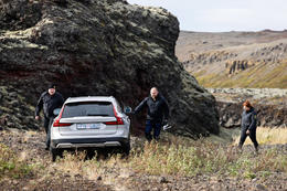 281 / 5.000
Police at the scene today in an unmarked police vehicle near Vatnsskarð on Sveifluháls, north of Kleifarvatn Lake.