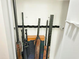 Sex byssum stolið í innbroti