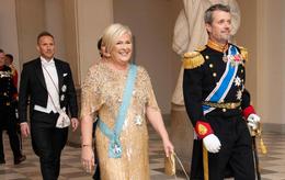 The President of Iceland, Halla Tómasdóttir with King Frederik X at Kristjánsborg Palace for the celebratory dinner. Her husband, Björn Skúlason, is walking behind her.