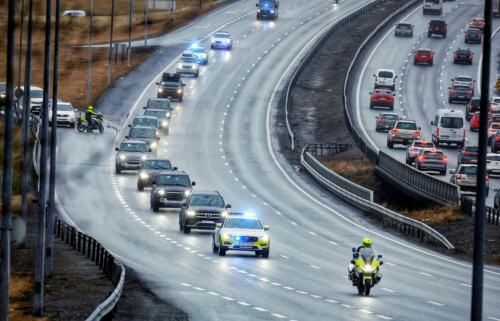 The convoy driving up Ártúnsbrekka.