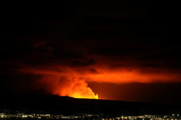 The eruption seen from Hafnarfjörður.