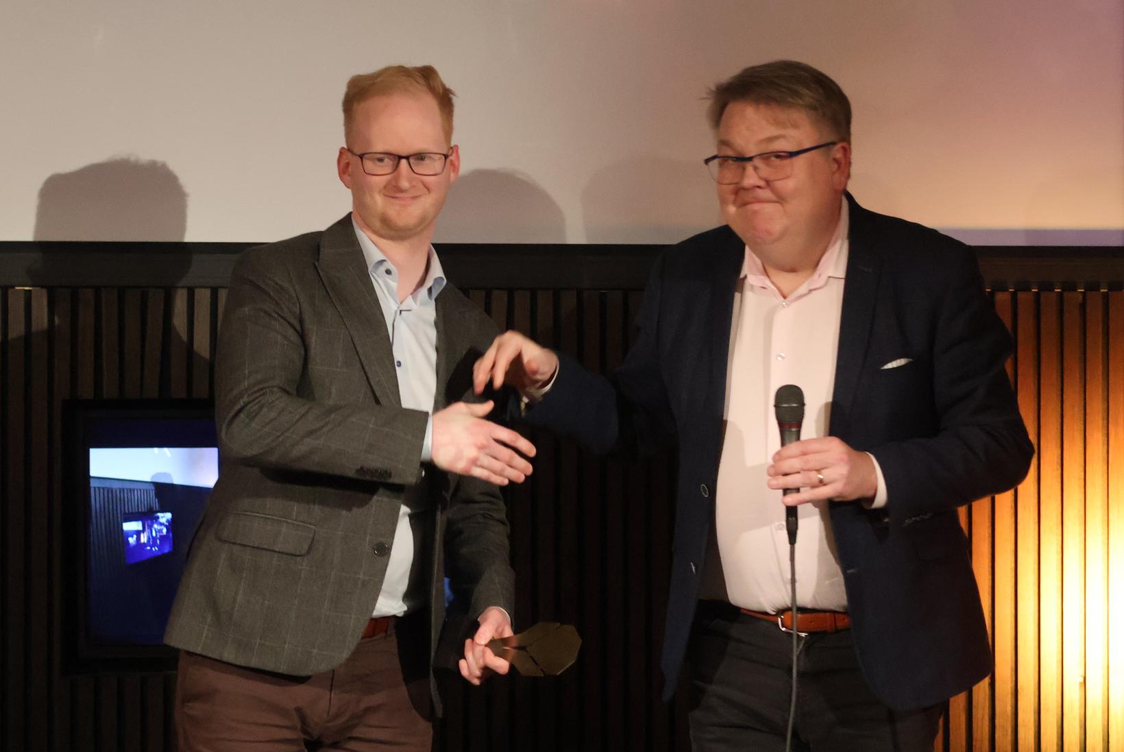 Hjörvar Steinn Grétarsson, nýr Íslandsmeistari í netskák, tók við verðlaununum …