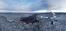 View across the Blue Lagoon, the new lava, the defense wall, and a natural threshold that directs the lava to the west. The photo was taken with a 360° camera and is therefore a wide image and the proportions are slightly distorted. Next in the photo is the road that crosses the dam, but you can see that an old lava field lies just beyond it and to the west. The lava field acts as a natural threshold and pushes the lava to the west.