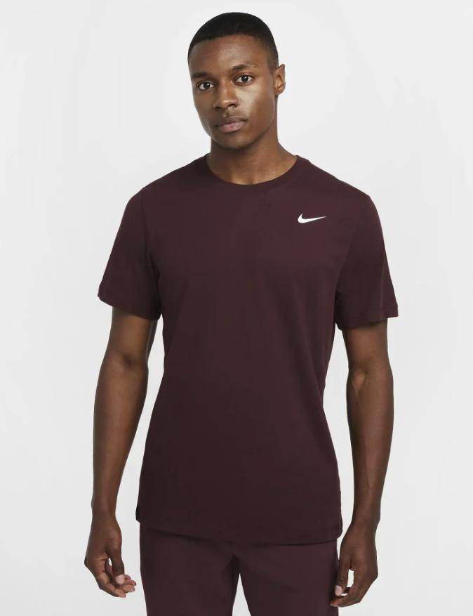 Æfingabolur í vínrauðum lit. Hann er frá Nike, fæst í …