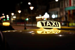 Keyrði með farþegann beint á lögreglustöðina