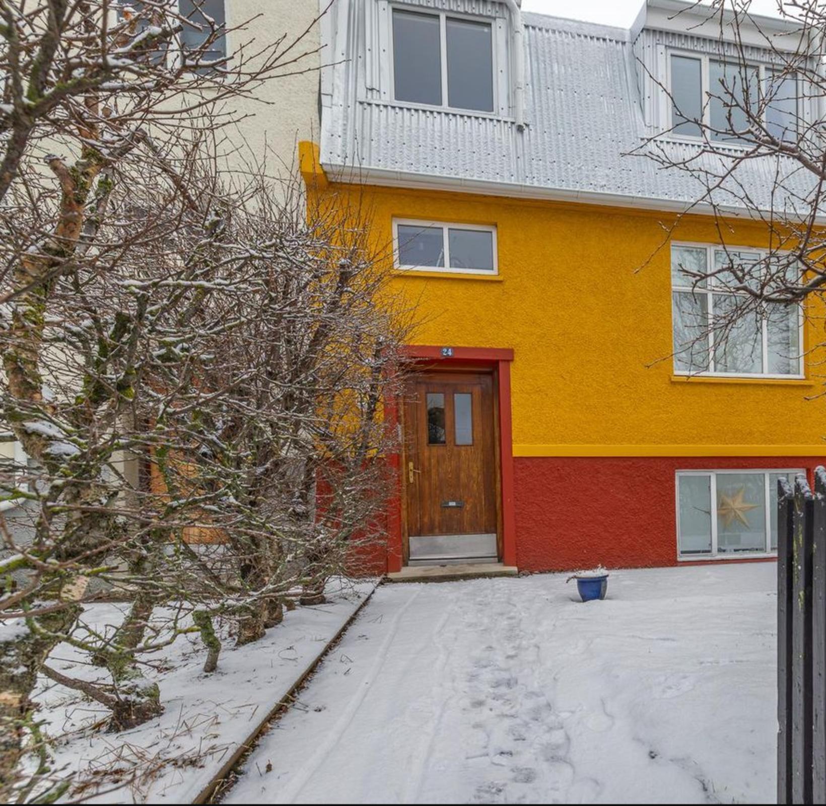 Húsið er heillandi við einstefnugötu.