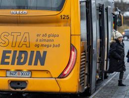 Veitti börnum bjór í strætó