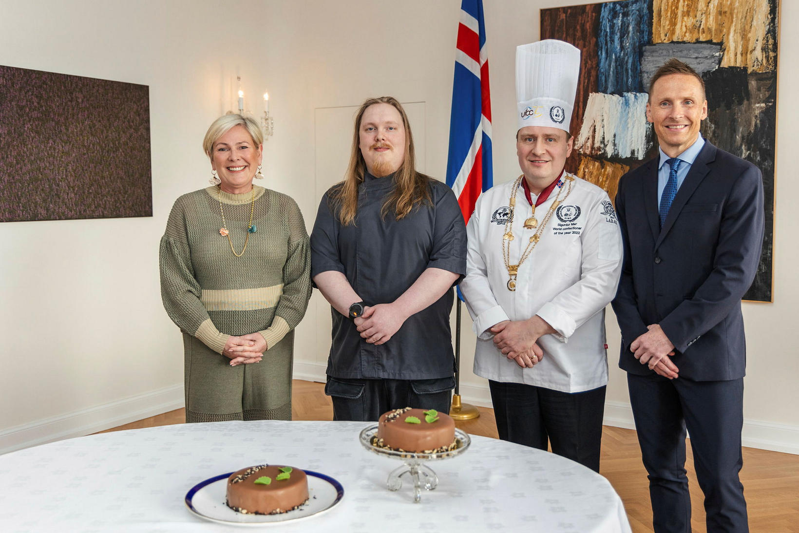 Sigurður Már Guðjónsson formaður og höfundur kökunnar, Arnór Ingi Bergsson …
