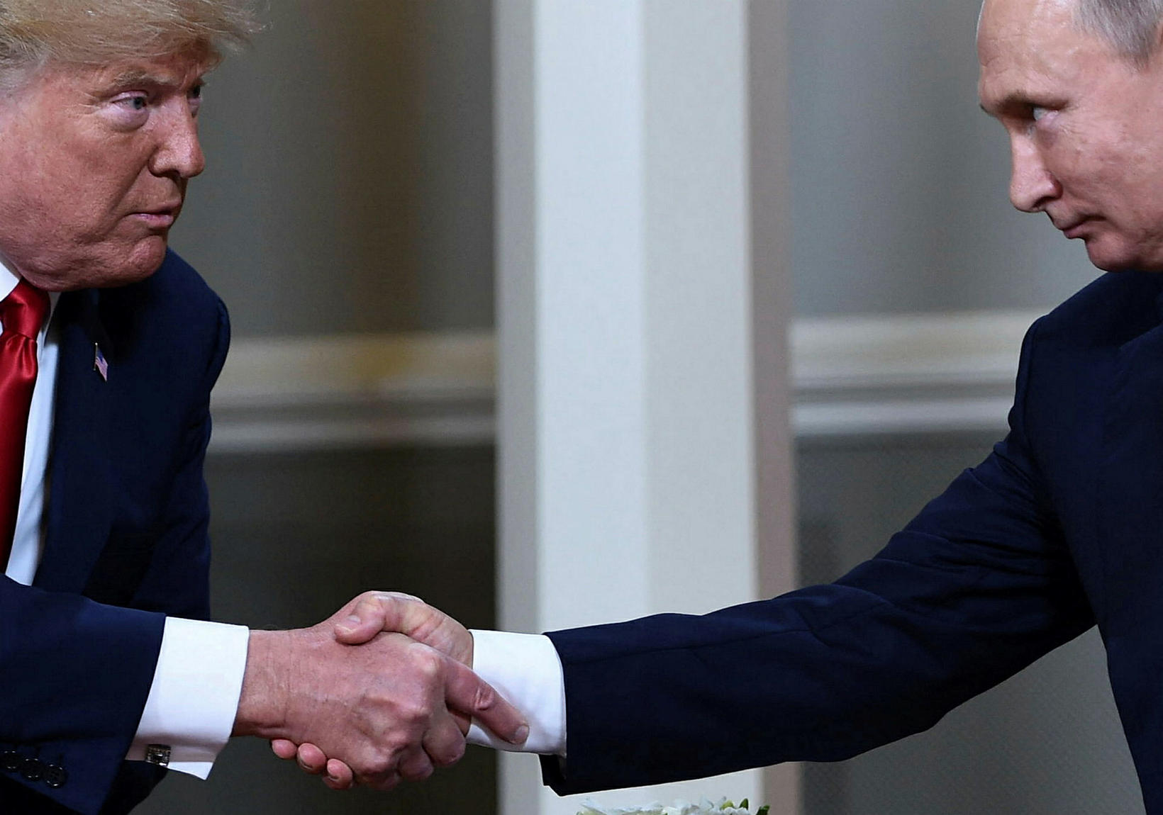 Donald Trump Bandaríkjaforseti og Vladimír Pútín Rússlandsforseti takast í hendur …