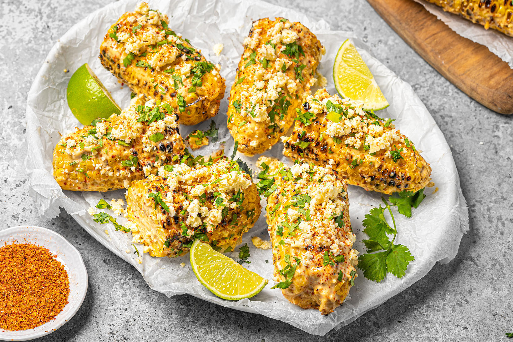 Elote maís eru maísstönglar sem eru grillaðir yfir opnum loga, …