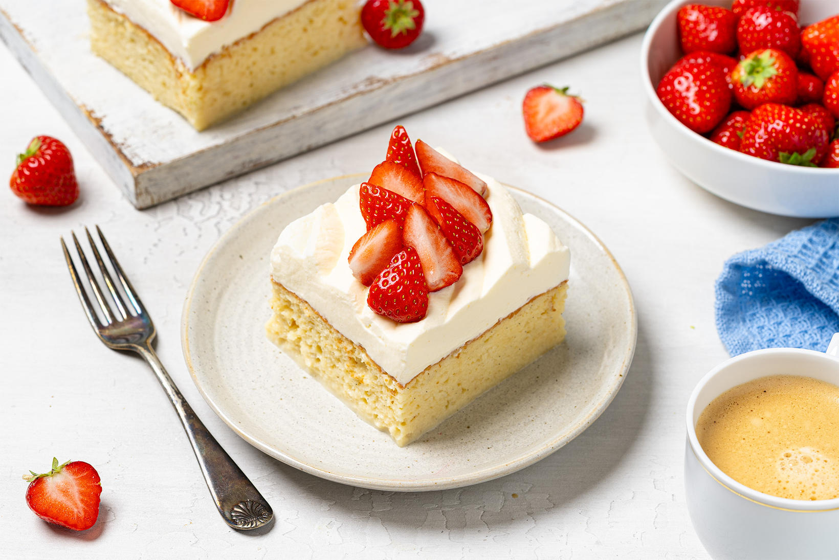 Í eftirrétt er boðið upp á Tres leches köku með …