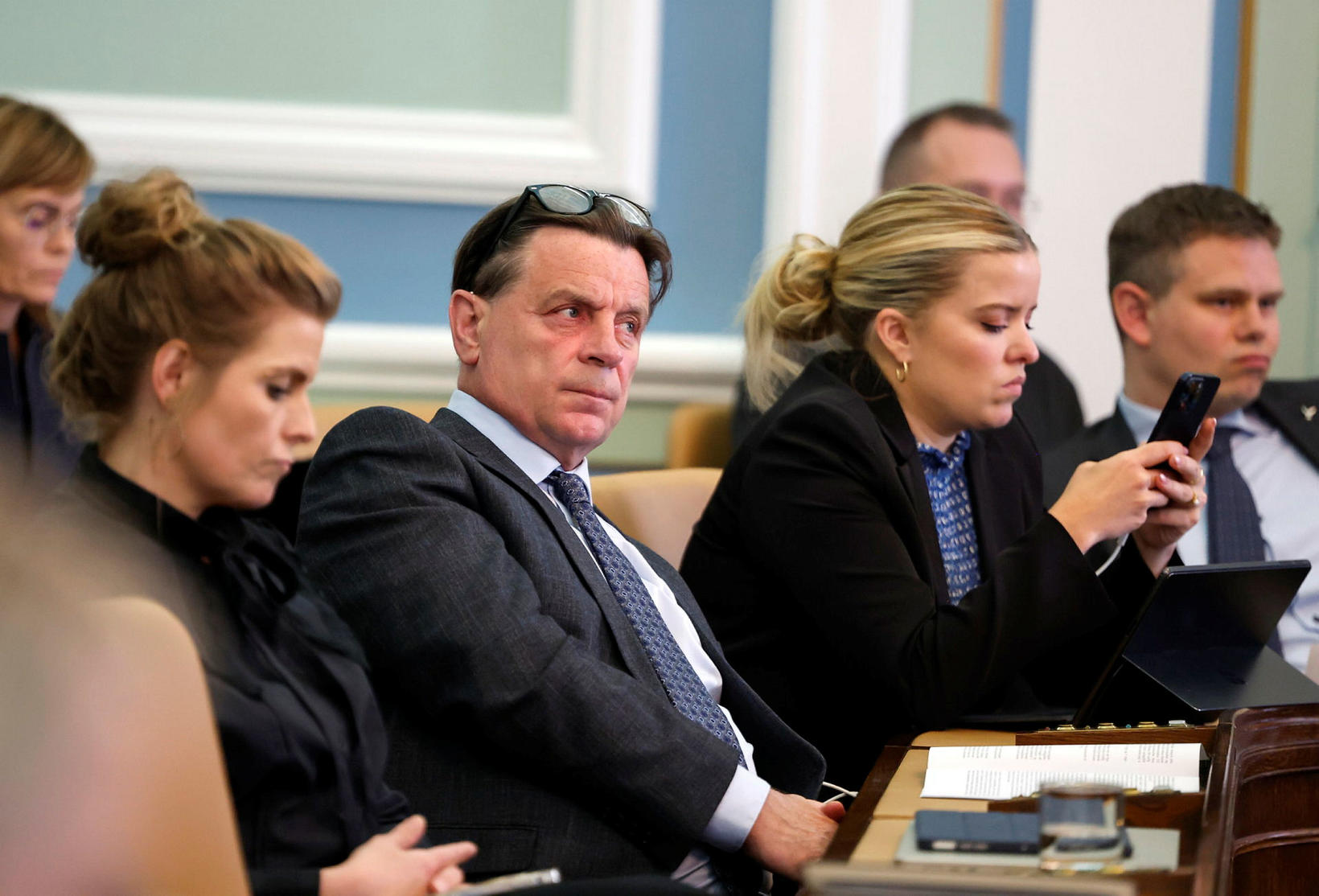 « Response to traditions and customs in parliament »