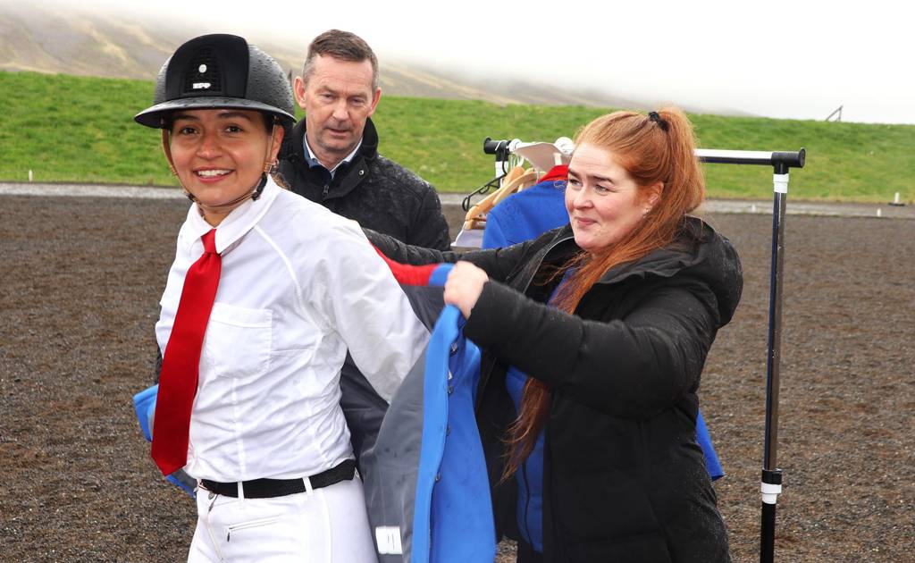 Sylvia Sigurbjörnsdóttir brings Sóllilja Baltasarsdóttir in the jacket of the Association of Trainers. In…