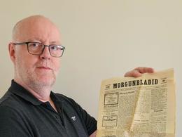 Kjartan Friðrik Adolfsson with a copy of the first issue of Morgunblaðið, which was printed in 1913.
