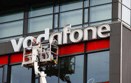 A photographer from mbl.is arrived on the scene as Vodafone&#8217;s signage was being removed from Sýn&#8217;s office building.