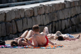 There will be mild weather today and throughout the weekend across much of the country.