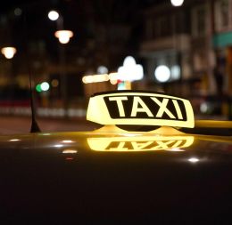 Leigubílstjórar kölluðu til lögreglu vegna hvors annars