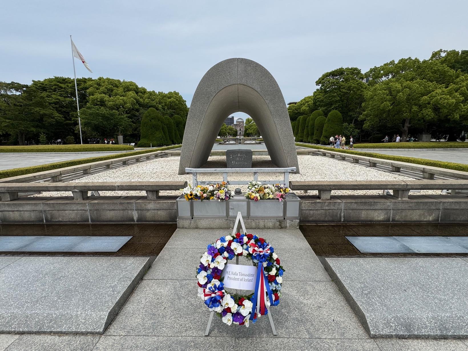 Halla laid a flowerpot to a monument in Hiroshima