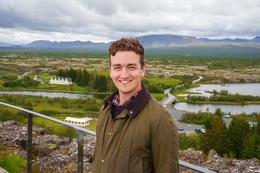 Viktor Pétur Finnsson, chairman of the Young Independence Party (SUS), is at Þingvellir for the organization’s 95th anniversary celebration, joined by a large group of attendees.