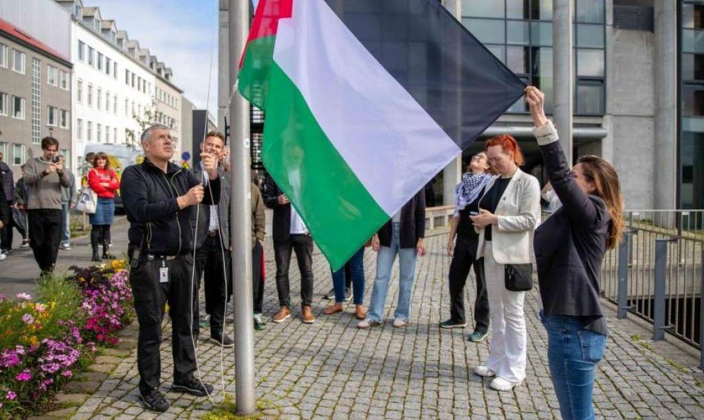 Fáni Palestínu var dreginn að húni við ráðhúsið í vikunni.