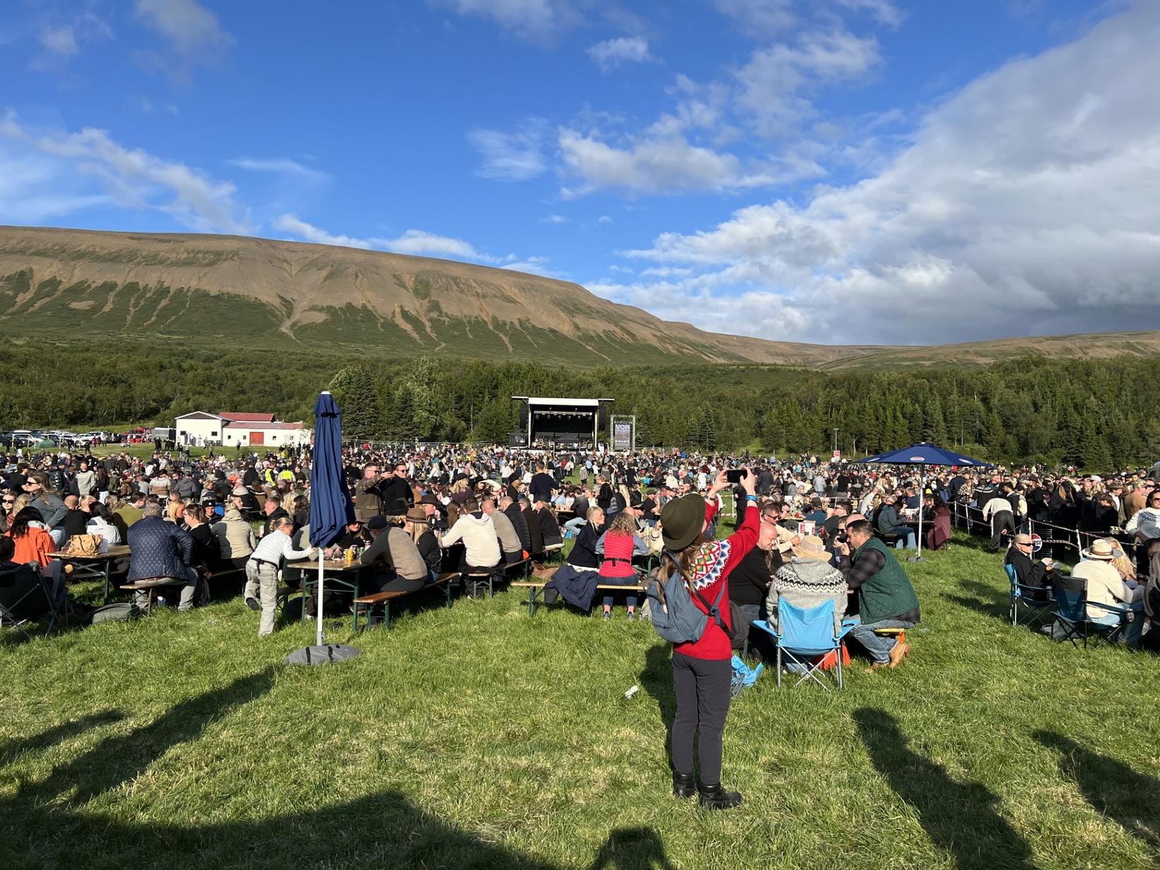 Margir tóku með sér tjaldstóla og garðhúsgögn á tónleika Kaleo …