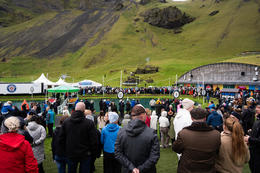 Sól í Eyjum en umferðin þyngist með deginum