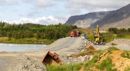 Construction is in full swing on the new bridge over the Ölfusá River.