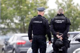 Nakinn vegfarandi á gangi í Hlíðunum